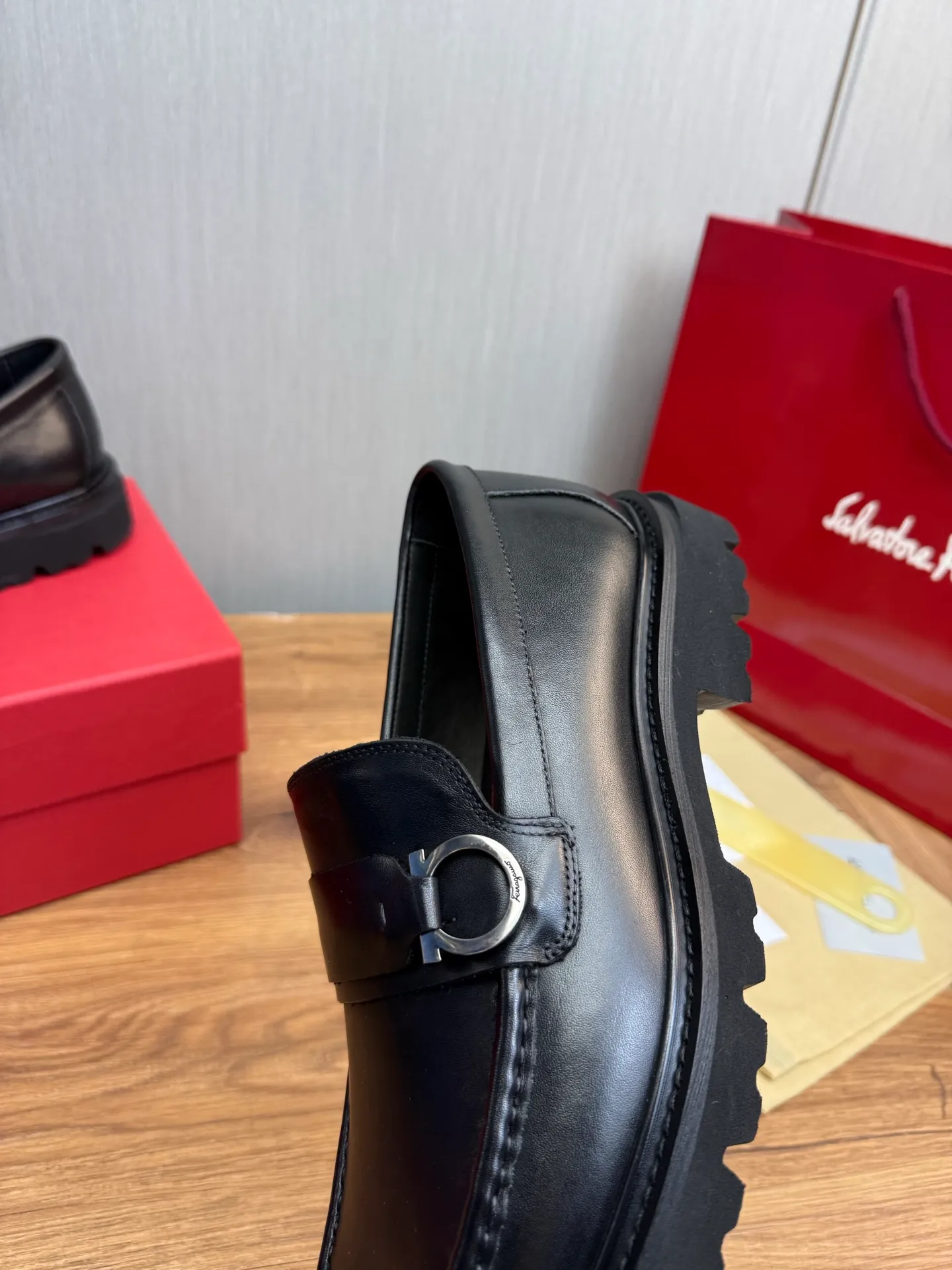 Men's shoes 💰880💰 Ferragamo. [Ferragamo] Men's Loaf leather shoes, the latest hot style, 1:1 original purchase quality, top quality, imported open-edge beaded cowhide leather on the upper, hand-made three-dimensional stitching highlights the round toe design, the inner feet are made of imported cowhide, with original wear-resistant rubber outsole, matching code 39-44, (38, 45 custom-made, non-refundable)